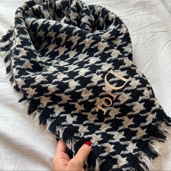 (SOLD)Christian Dior Houndstooth Tweed Wool Light Scarf - Picture 7 of 11